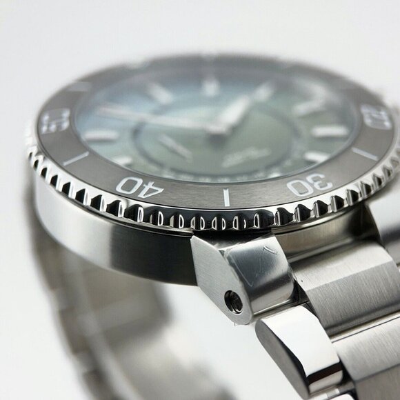 Oris Aquis Dat Watt LE Stainless Steel 43.5mm Automatic Men’s Watch 7734 - Picture 5 of 10